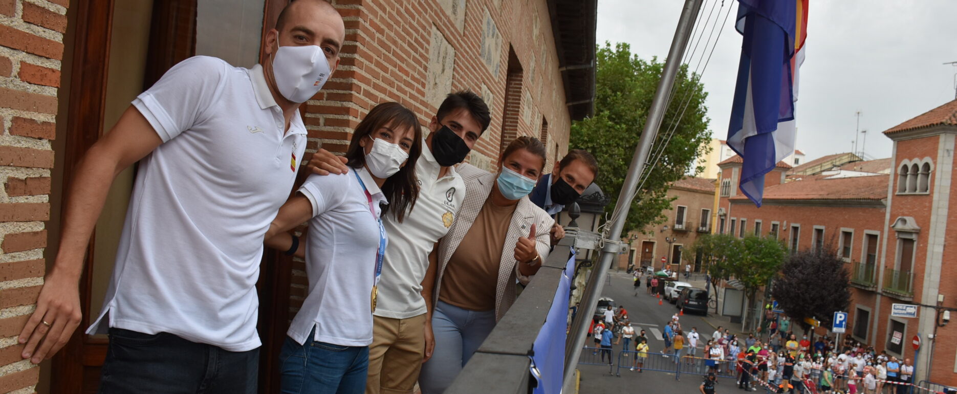 Los olímpicos talaveranos junto a la alcaldesa Tita García, en el balcón del Ayuntamiento de Talavera.