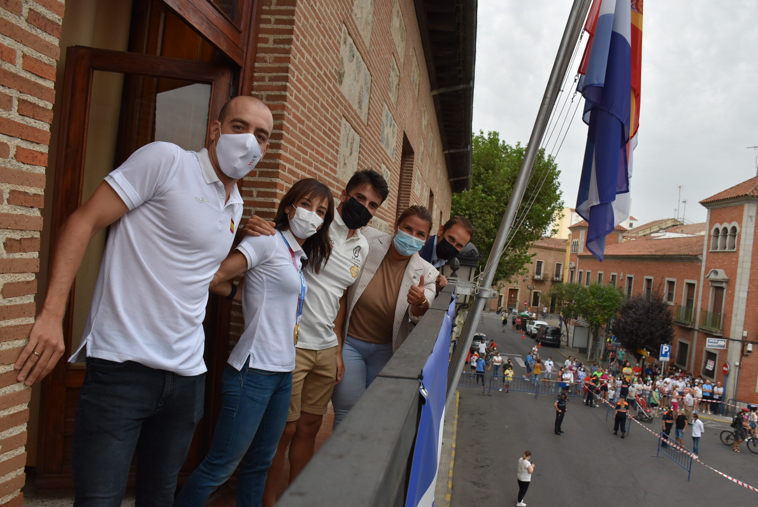 Los olímpicos talaveranos junto a la alcaldesa Tita García, en el balcón del Ayuntamiento de Talavera.