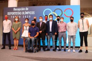 Foto de familia de Page con la representación de los deportistas olímpicos y paralímpicos de Tokio. Foto: Sara M. Trevejo