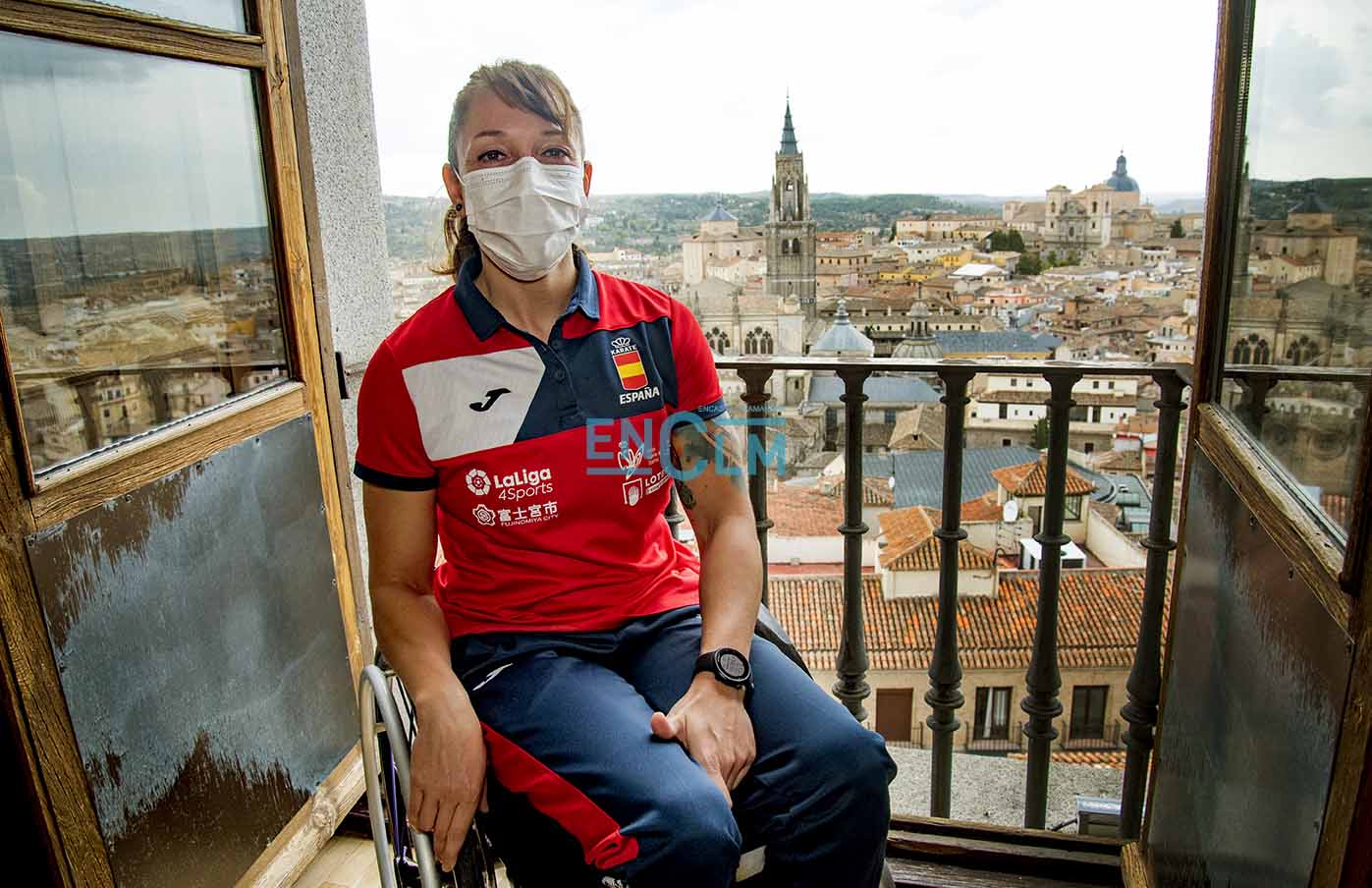 Isabel Fernández, toledana y campeona del Mundo, de Europa y de España en katas, nos muestra una vista de Toledo desde uno de sus lugares preferidos de la capital regional: la Biblioteca de Castilla-La Mancha. Foto: Rebeca Arango.