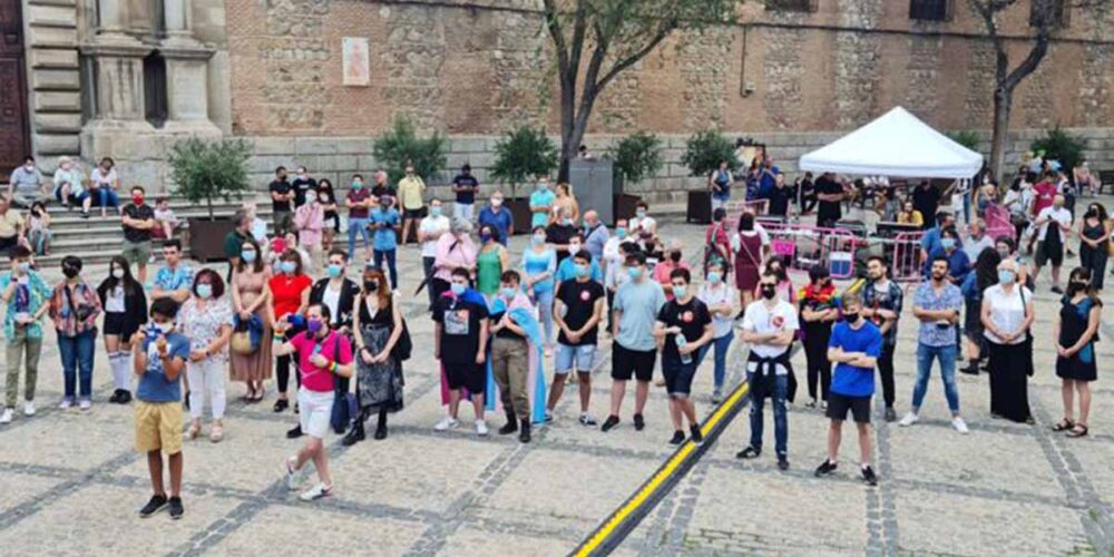 La Plaza del Ayuntamiento de Toledo acogió la protesta contra la violencia que sufre el colectivo LGTBI+
