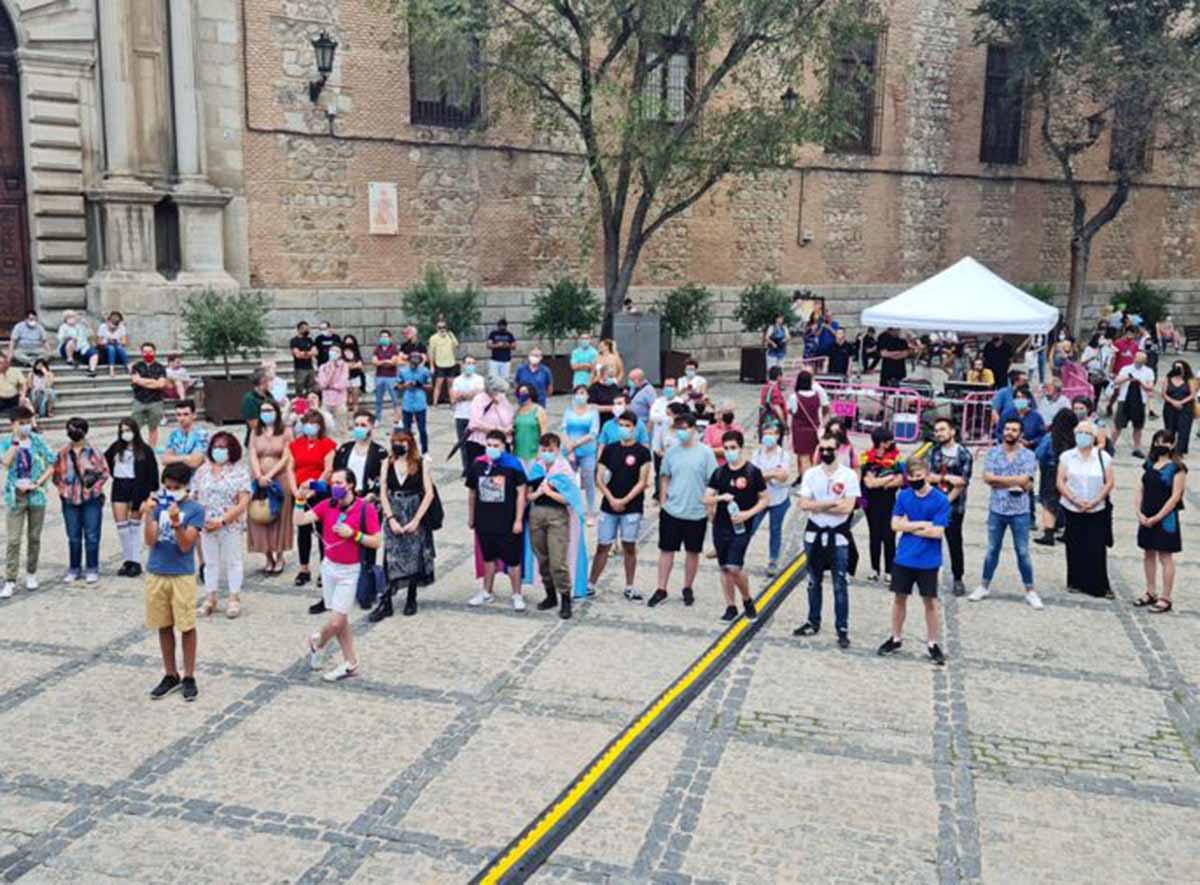 La Plaza del Ayuntamiento de Toledo acogió la protesta contra la violencia que sufre el colectivo LGTBI+