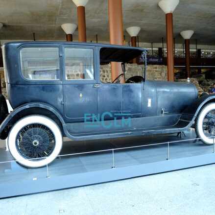 Coche en el que fue asesinado el presidente del Gobierno español Eduardo Dato en 1921. Se conserva en el Museo del Ejército, en Toledo.