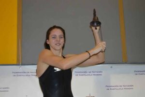 Nerea Ibáñez, con uno de sus trofeos. Foto: CN Albacete