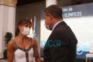Emiiiano García-Page charla con Sandra Sánchez