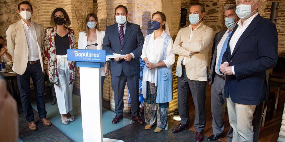 Paco Núñez, con parte de su equipo más cercano, esta mañana en Toledo. Foto: Rebeca Arango.