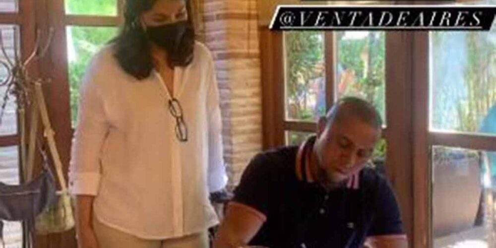 Roberto Carlos, firmando en el registro del restaurante