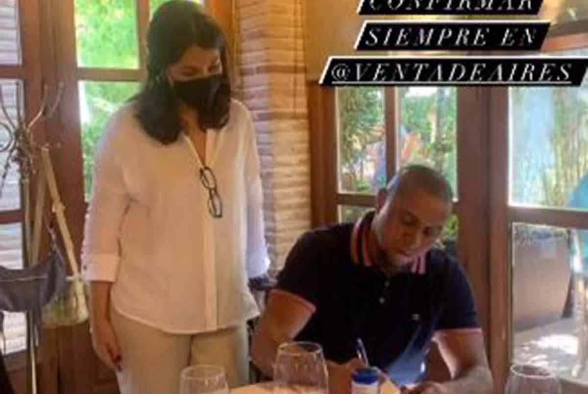 Roberto Carlos, firmando en el registro del restaurante