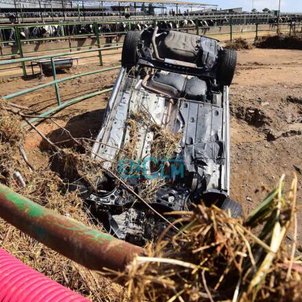 DANA: un vehículo arrastrado por la corriente en Guadamur. Foto: Rebeca Arango.