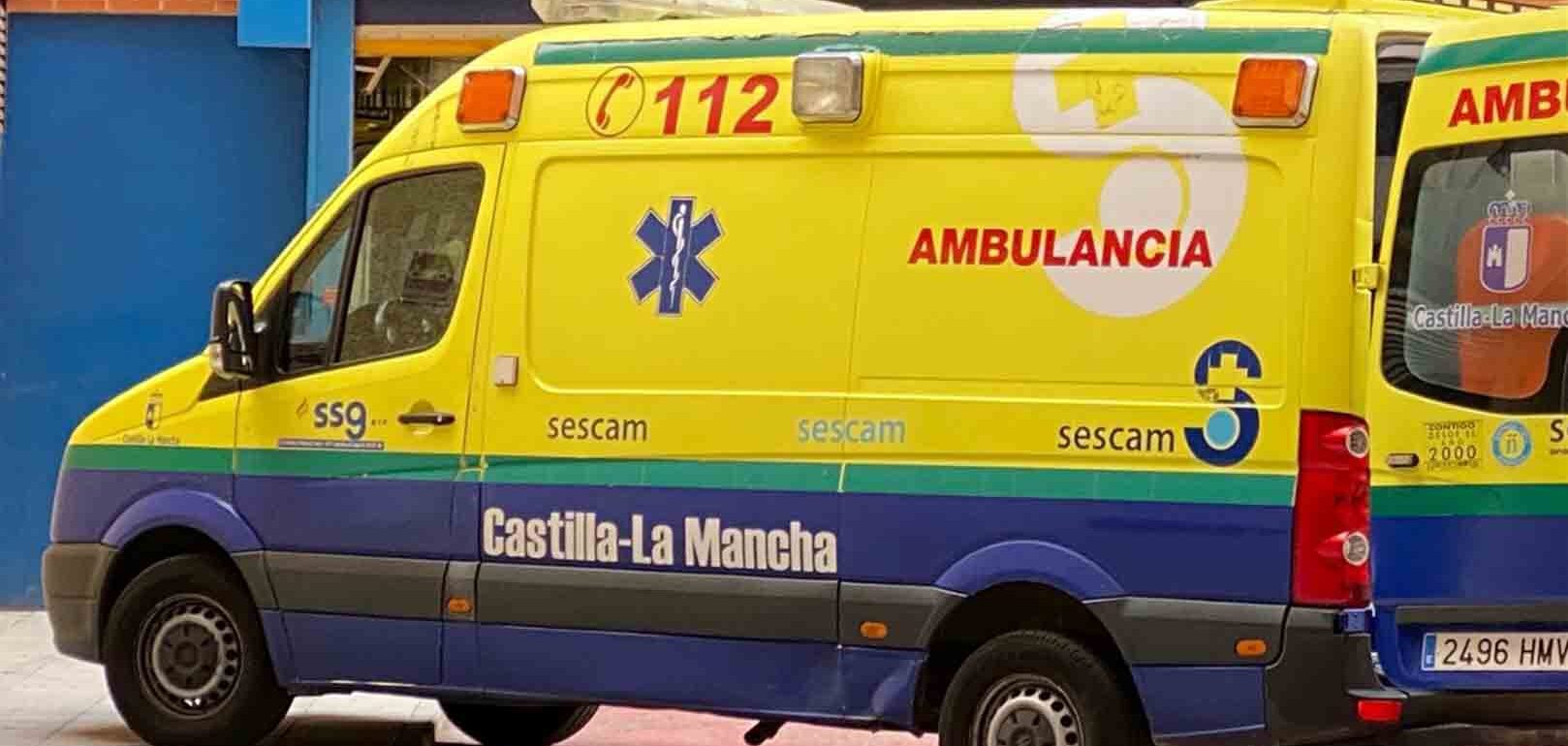 Una ambulancia del Sescam frente a las Urgencias de un centro sanitario. transporte sanitario