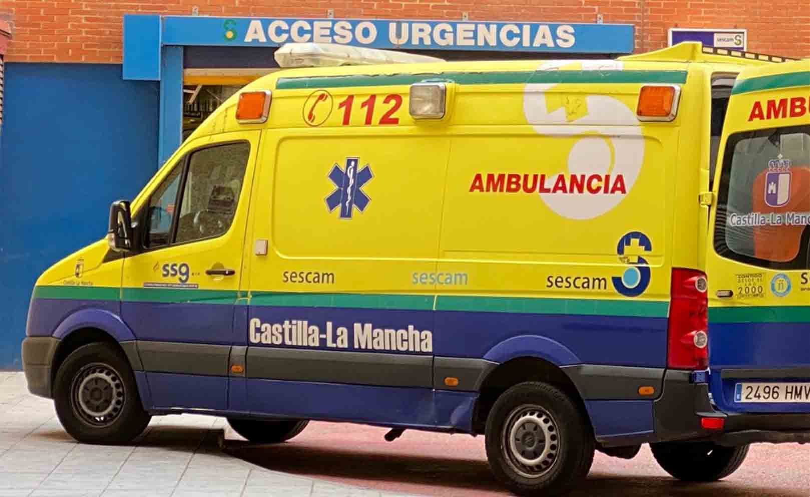 Una ambulancia del Sescam frente a las Urgencias de un centro sanitario. transporte sanitario