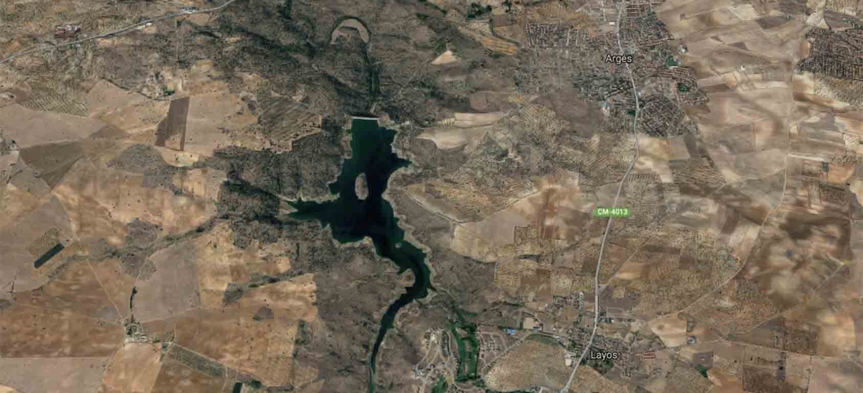 Vista aérea del embalse de Guajaraz, donde se busca al hombre desaparecido.