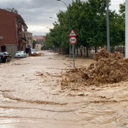 El agua ha salido por todos los lados en el barrio de Azucaica.