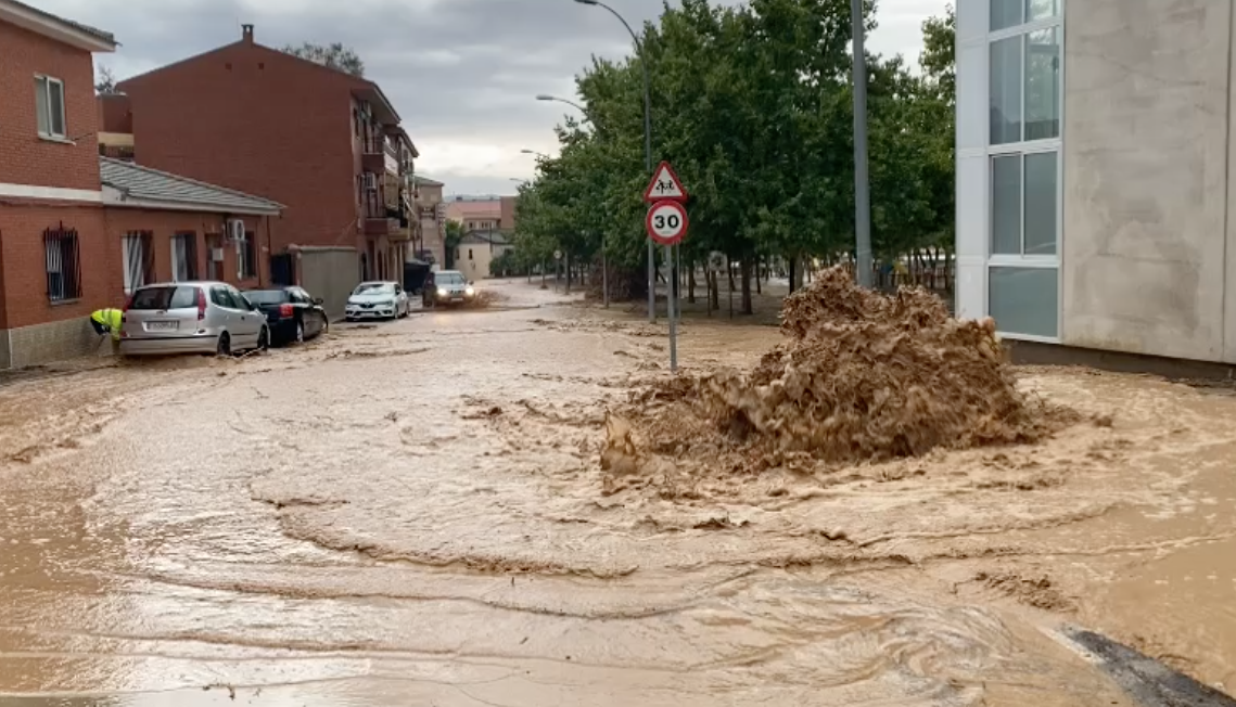 El agua ha salido por todos los lados en el barrio de Azucaica.