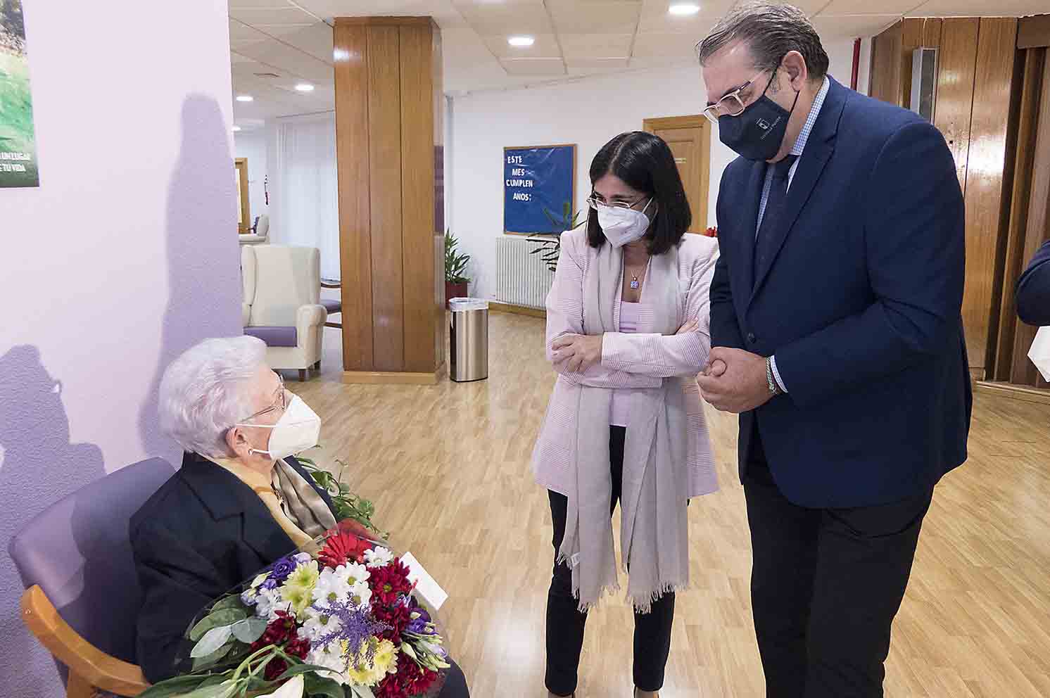 La ministra de Sanidad, Carolina Darias, y el consejero de Sanidad de Castilla-La Mancha, Jesús Fernández Sanz, con Araceli Hidalgo, la primera vacunada en España.