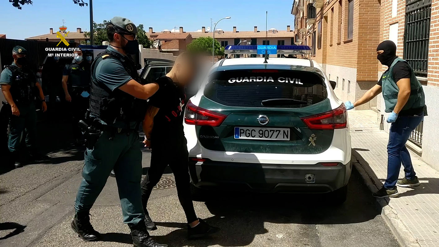 Uno de los detenidos, retenido por la Guardia Civil.