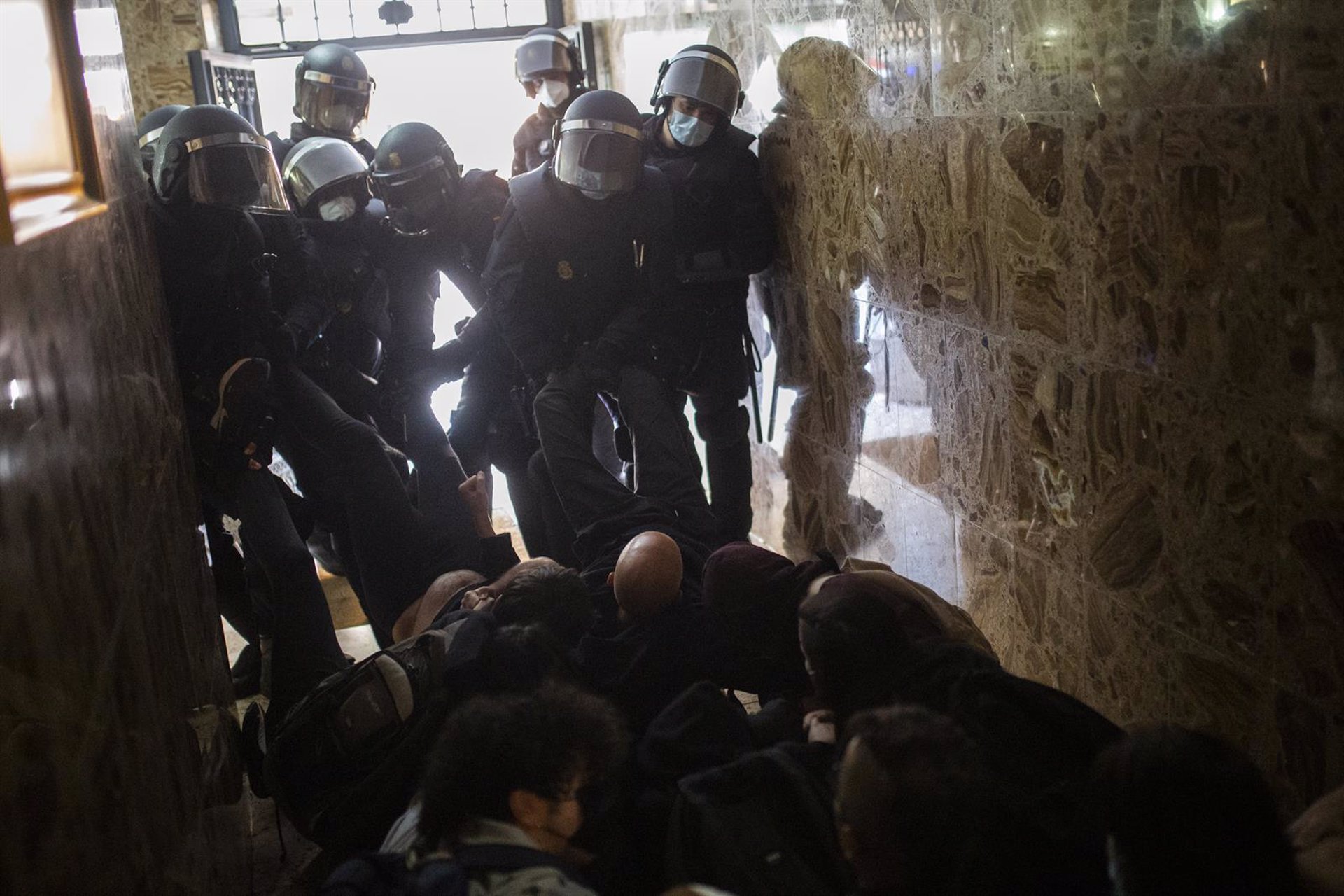 14-07-2021 Agentes de la Policía Nacional de la Unidad de Intervención Policial o antidisturbios entran en un domicilio ocupado en la calle de Sierra Salvada para ejecutar un desahucio, a 14 de julio de 2021, en Madrid (España). Tras tres intentos frustrados anteriormente, hoy se ha ejecutado el desahucio de Manuela, 35 años, y Jesús, 33 años, y sus cuatro hijos de 9, 8, 2 y 1, en la vivienda que ocupaban desde hace siete años propiedad de Bankia, que actualmente pertenece a la Compañía General de Inversiones Arguijo SL. Manuela y Jesús cobran El Ingreso Mínimo Vital de 900? y hoy han sido desalojados.