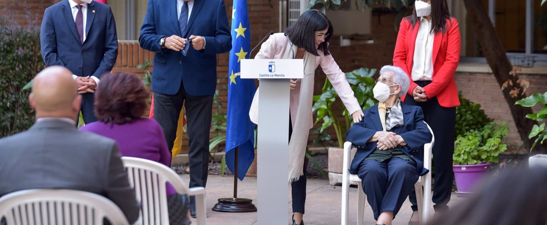 La ministra Darias, los consejeros Fernández Sanz y García Torijano, además del presidente de las Cortes, Pablo Bellido, han acompañado a Araceli Hidalgo en la inoculación de la tercera dosis.