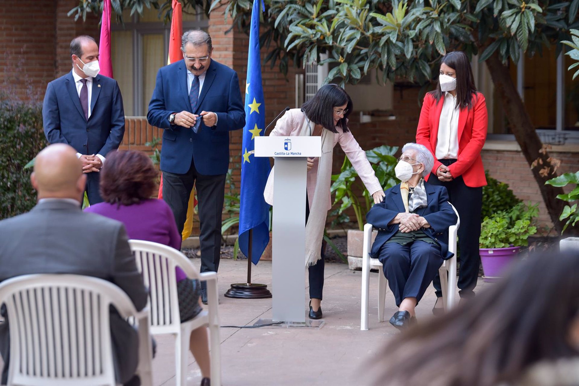 La ministra Darias, los consejeros Fernández Sanz y García Torijano, además del presidente de las Cortes, Pablo Bellido, han acompañado a Araceli Hidalgo en la inoculación de la tercera dosis.