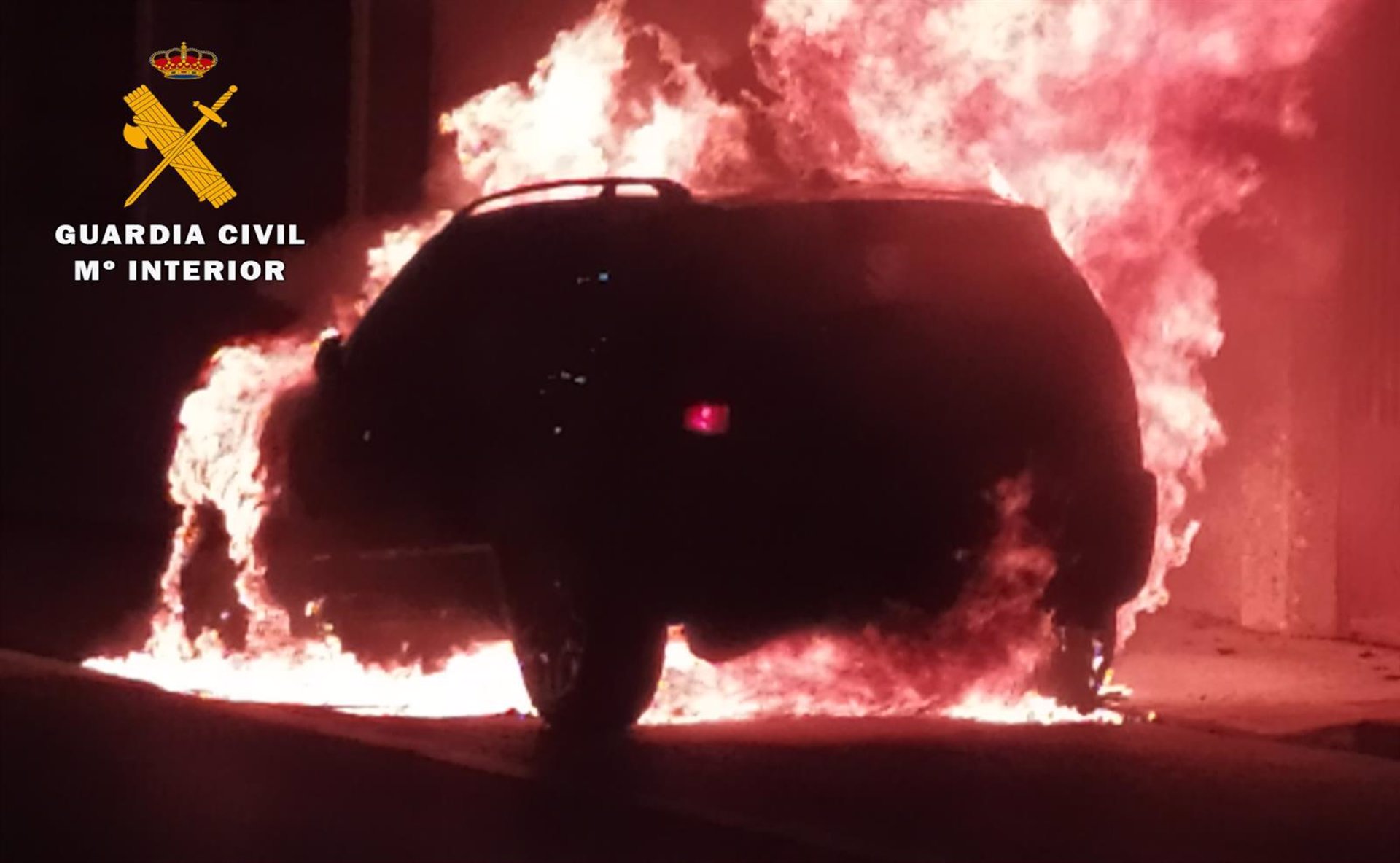 Imagen del vehículo incendiado en La Roda.