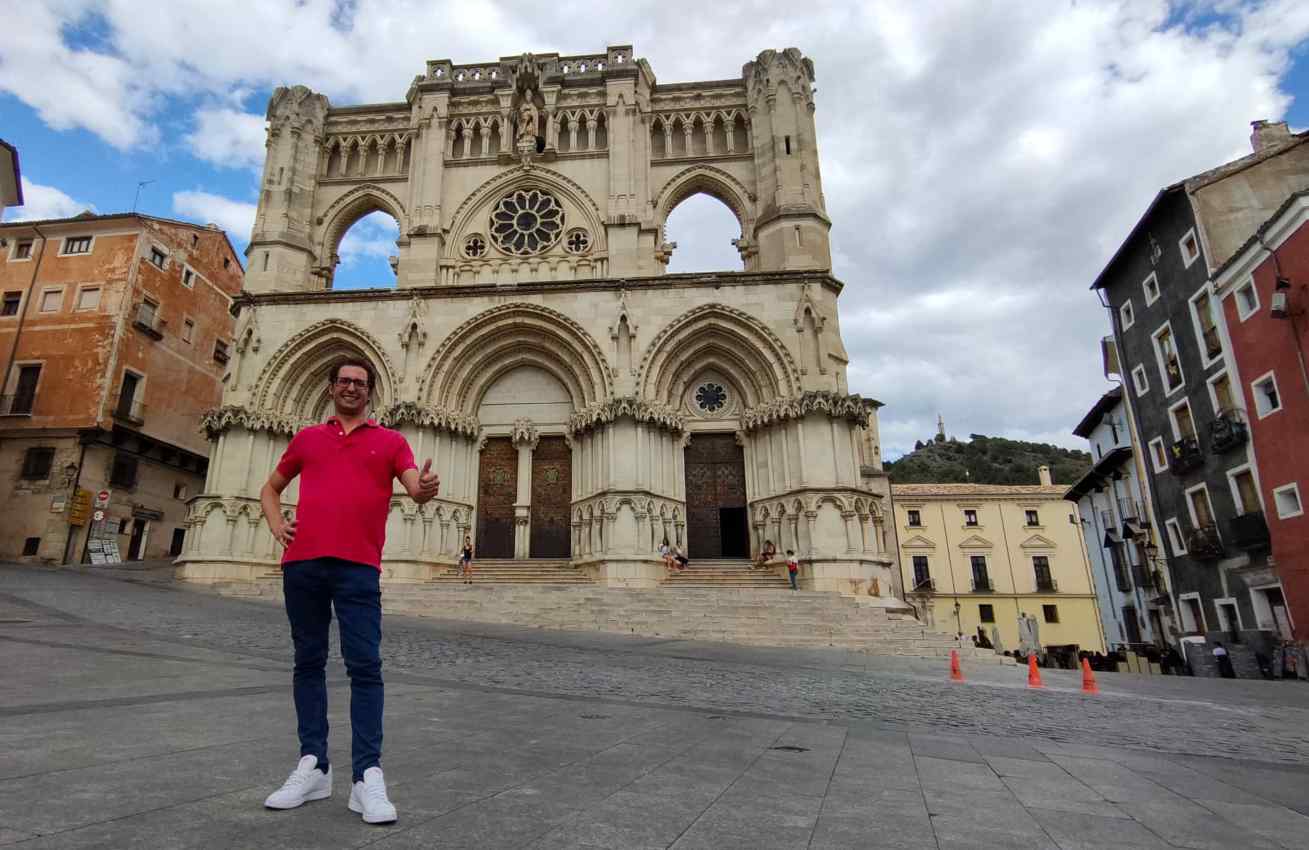 Fran Masterchef, en la junto a la Catedral de Cuenca. Foto: David Romero.