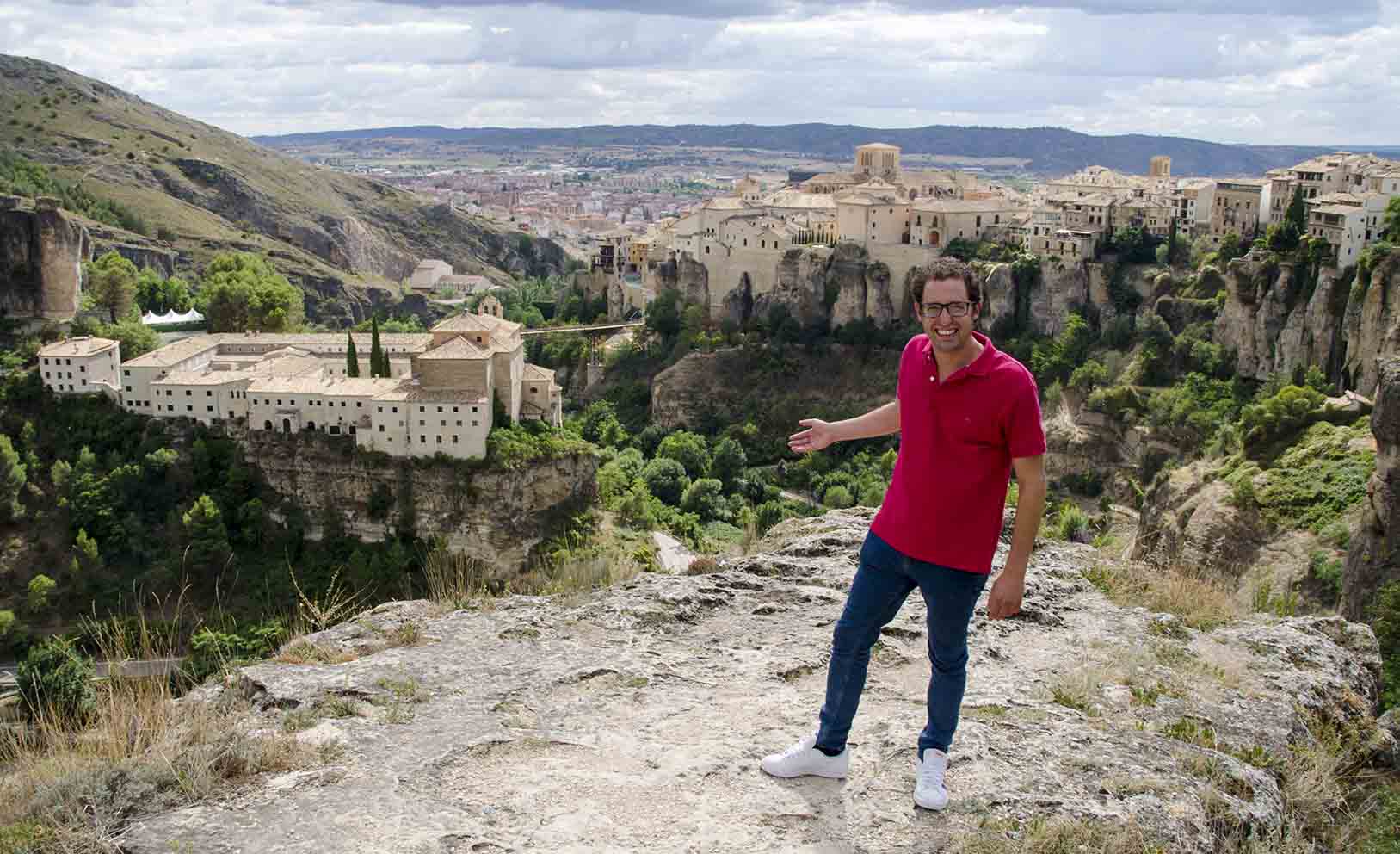 Fran Martínez, concursante de Masterchef 9, nos enseña Cuenca en esta información.