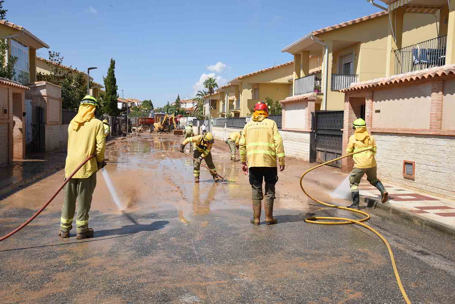 Afectivos de Geacam limpian las calles de Cobisa.