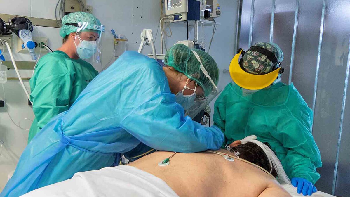 Sanitarios atienden a un paciente de Covid-19 en un hospital de Castilla-La Mancha.