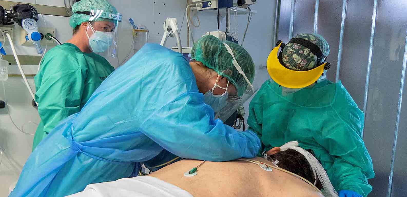Sanitarios atienden a un paciente de Covid-19 en un hospital de Castilla-La Mancha.