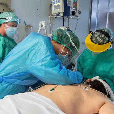 Sanitarios atienden a un paciente de Covid-19 en un hospital de Castilla-La Mancha.