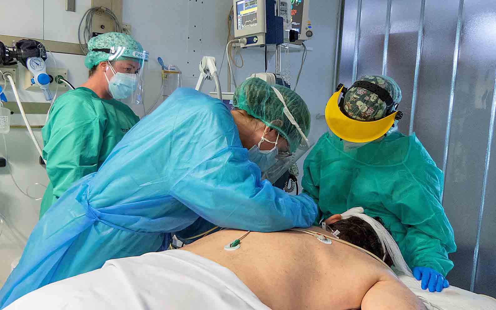 Sanitarios atienden a un paciente de Covid-19 en un hospital de Castilla-La Mancha.