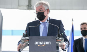 José Manuel Tofiño, alcalde de Illescas, durante el acto de celebración del décimo aniversario de Amazon en la localidad.