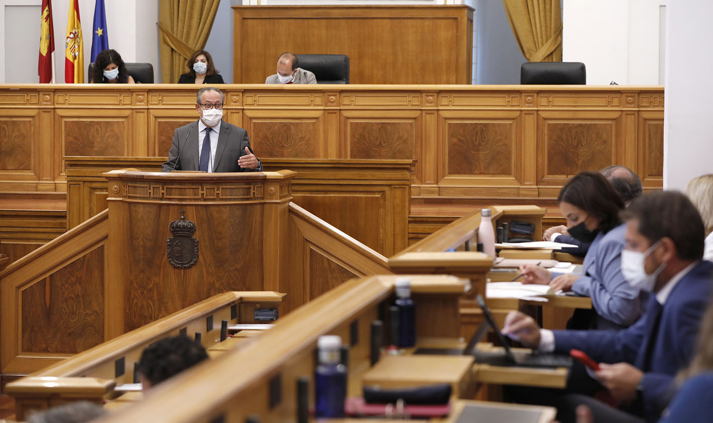 Juan Alfonso Ruiz Molina, consejero de Hacienda y Administraciones Públicas, durante su intervención en las Cortes.