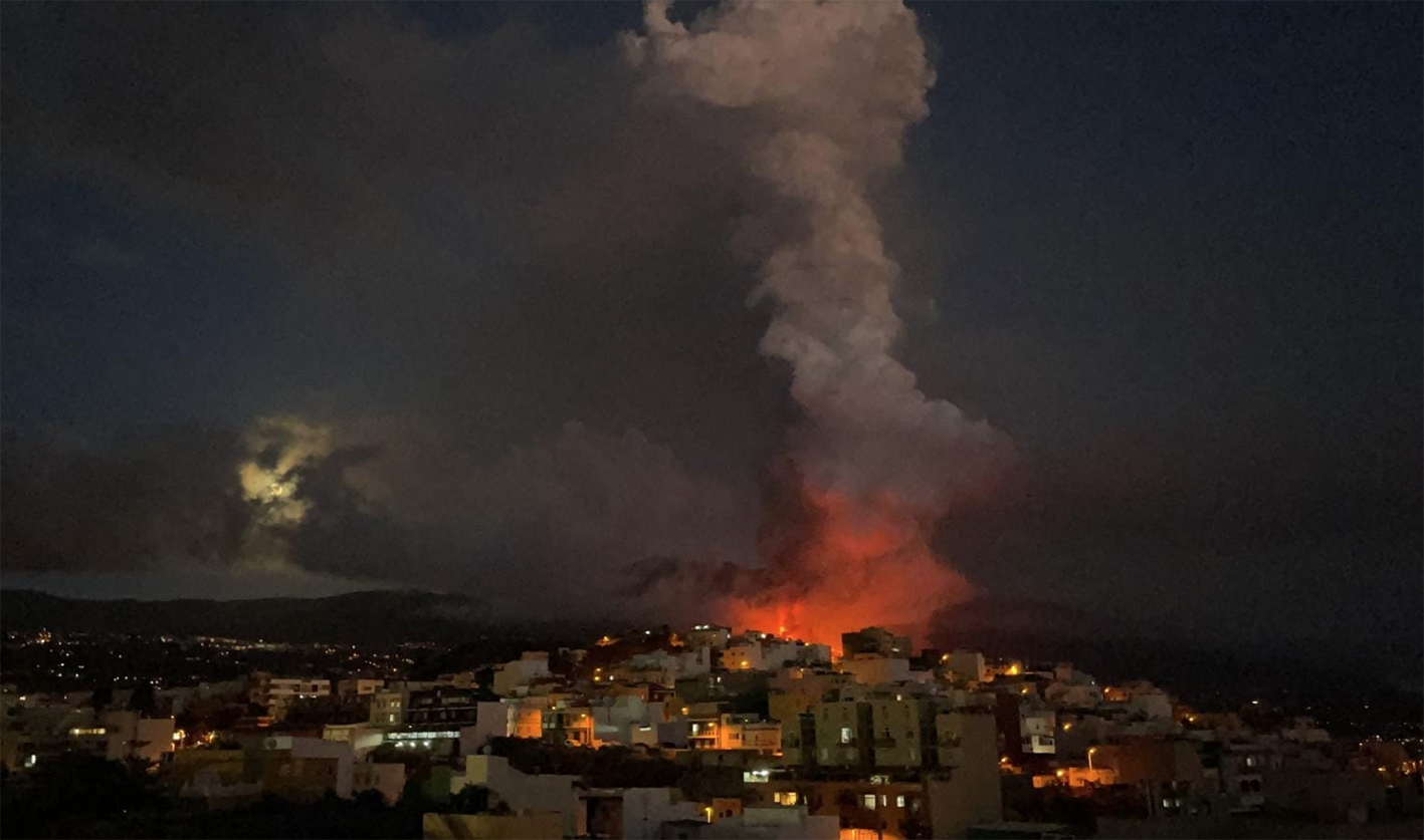 La Palma nos ha dejado un espectáculo indescriptible en las últimas horas, como esta imagen tomada el domingo por la noche desde la azotea de la casa de los suegros de Rodrigo.