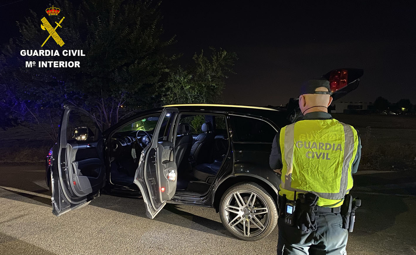 Los dos detenidos intentaron soltar la marihuana fuera del coche, pero fueron pillados por la Guardia Civil.