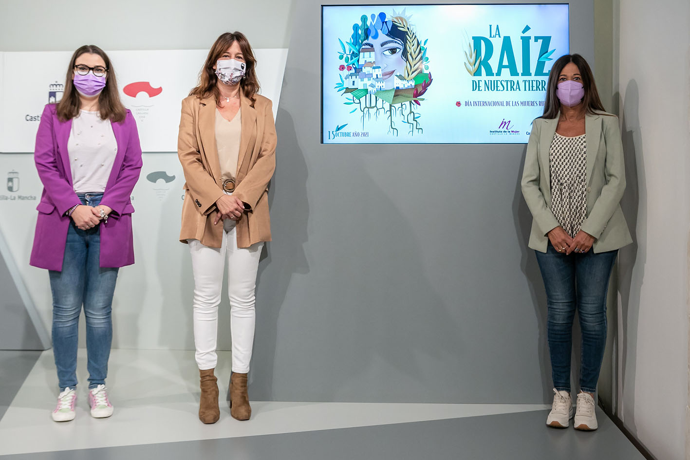 La consejera de Igualdad, Blanca Fernández, en el centro; junto a Nuria Cogolludo, delegada provincia en Toledo; y Pilar Callado, directora del Instituto de la Mujer de CLM.