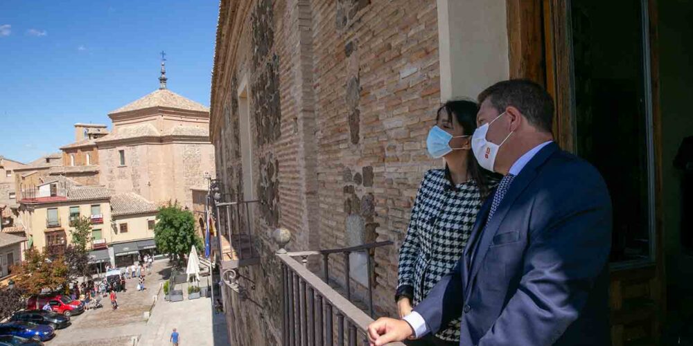 Inés Arrimadas y Emiliano García-Page en uno de los balcones del Palacio de Fuensalida, en Toledo. tercera dosis de vacuna.