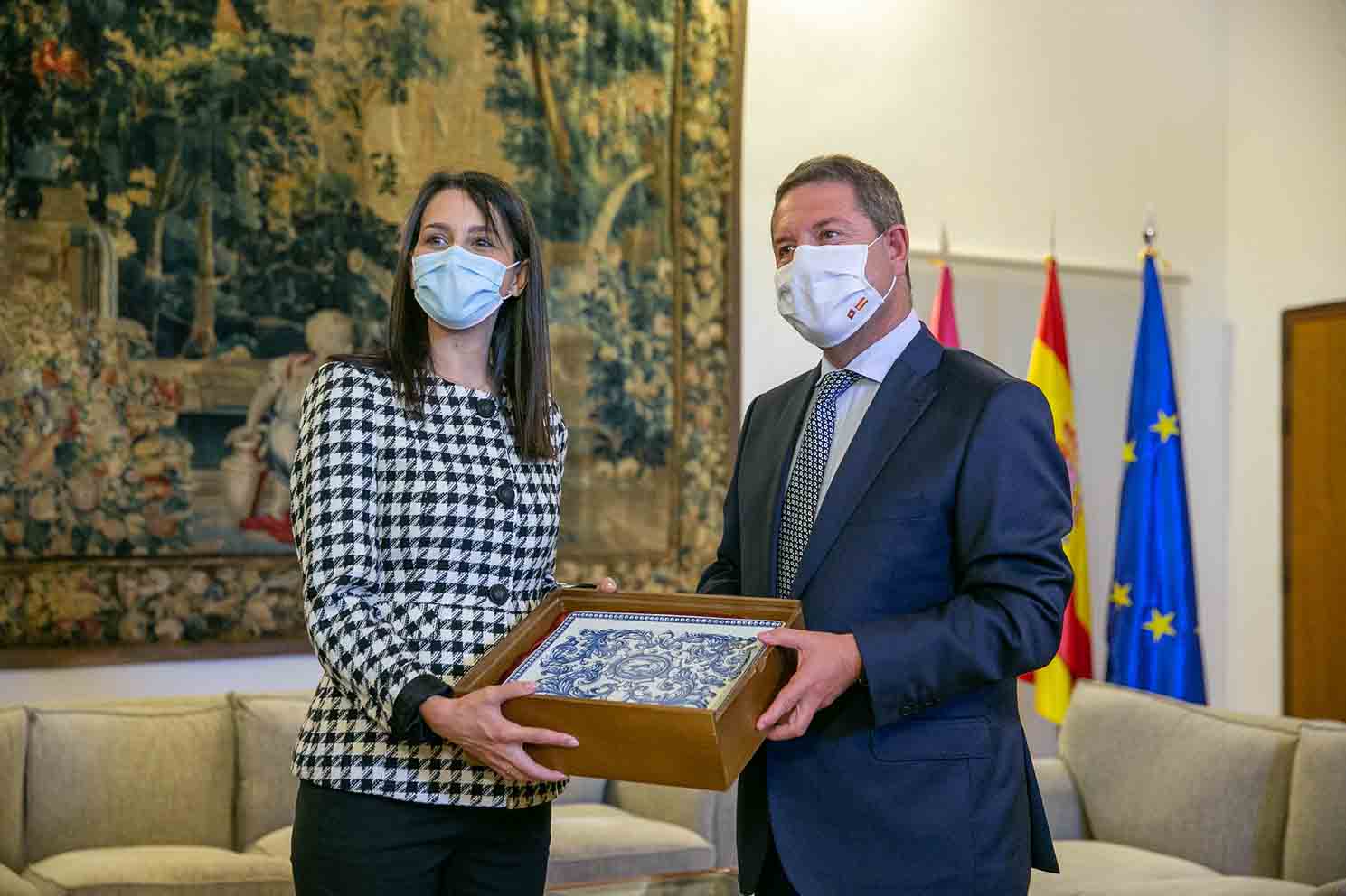 Page ha obsequiado a Arrimadas con cerámica de Talavera en su visita al Palacio de Fuensalida.