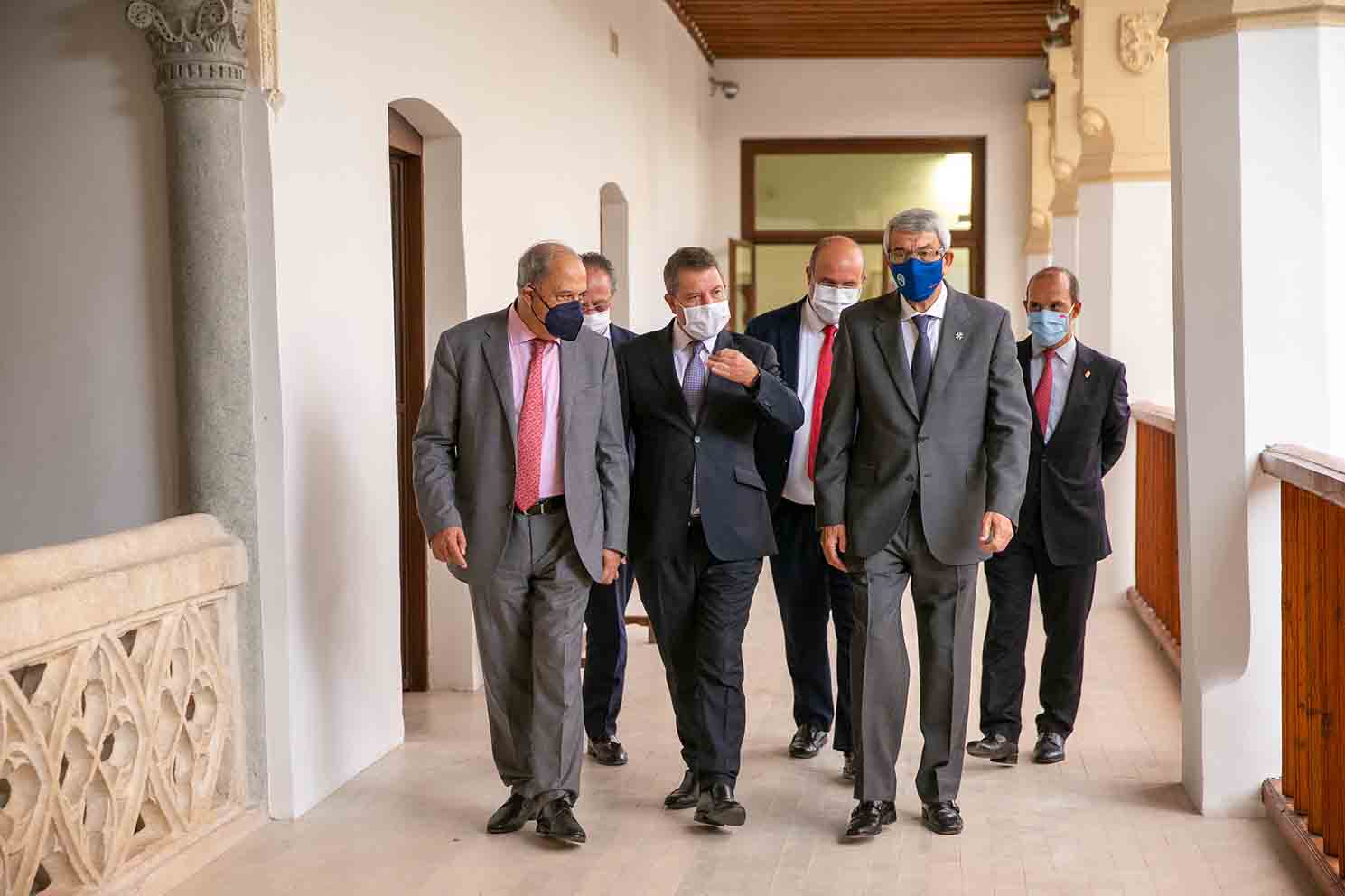 En el centro, Emiliano García-Page, a sus lados, Javier Irizar y Joaquín Sánchez-Garrido, en segunda línea, Juan Alfonso Ruiz Molina, José Luis Martínez Guijarro y Pablo Bellido.