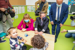 Pilar Alegría, ministra de Educación; y Page, presidente de Castilla-La Mancha.