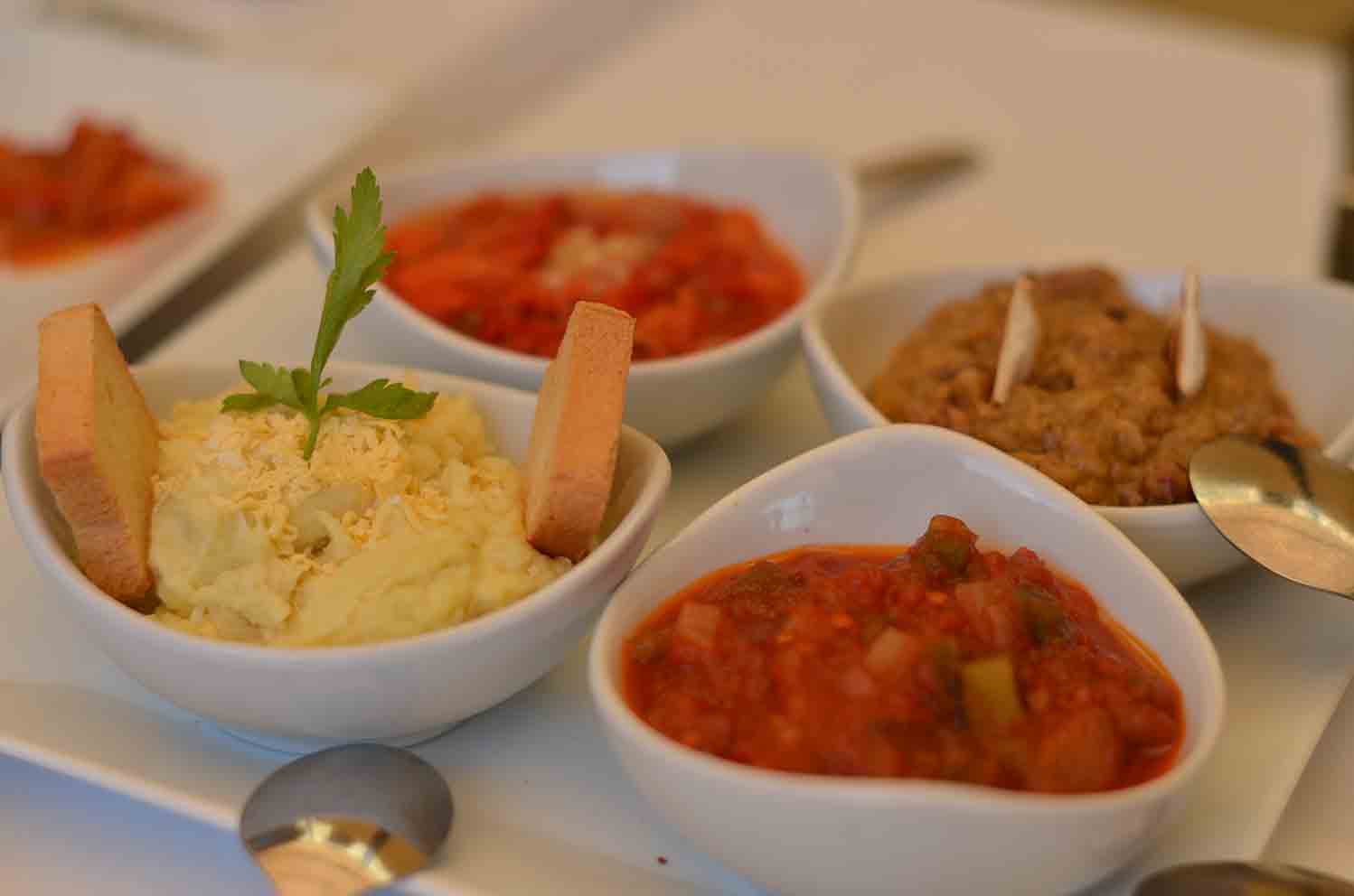 Pisto manchego, ajoarriero, morteruelo y mojete, cuatro clásicos de la comida conquense. Foto: David Romero.