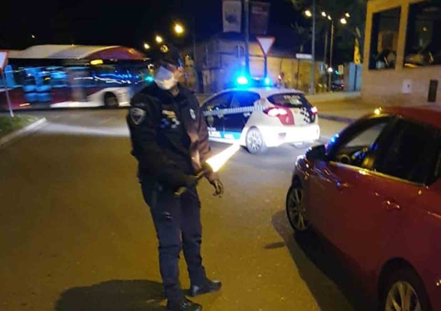 La Policía Local de Toledo despertó al joven que dormía en su vehículo, en mitad de la calzada.