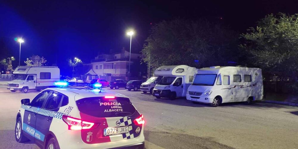 Un coche de la Policía Local de Albacete, patrullando. Foto: @PoliciaAlbacete