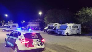 Un coche de la Policía Local de Albacete, patrullando. Foto: @PoliciaAlbacete