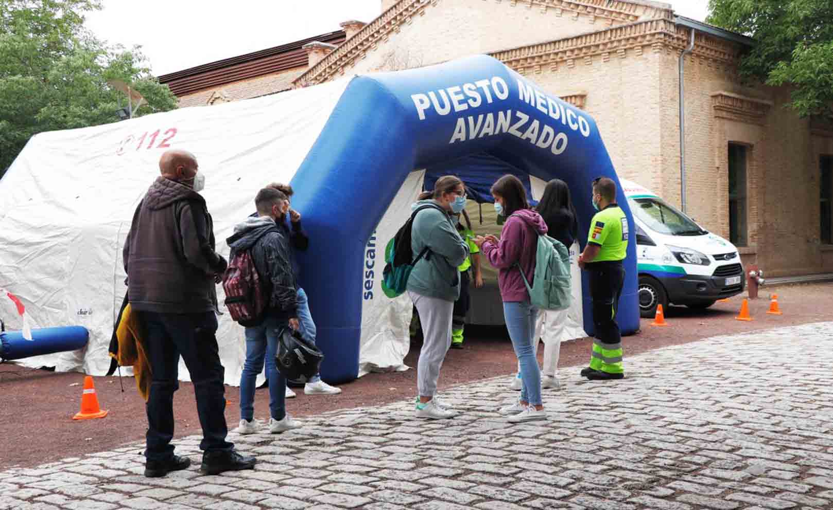 La unidad de vacunación móvil de Sescam en el campus de la Fábrica de Armas de la UCLM, en Toledo.