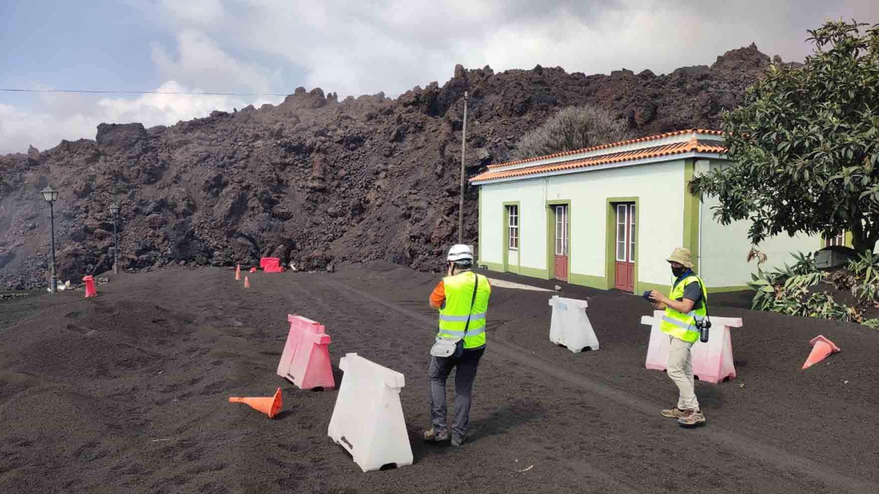 Rafael Ubaldo y Rafael del Cerro, científicos de la UCLM, junto a la colada de lava en La Palma.