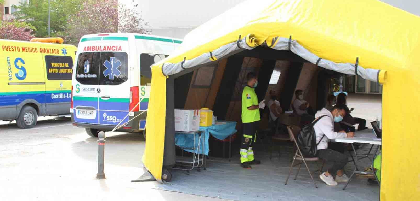 Imagen de la unidad móvil de vacunación de la Sanidad de CLM en el Campus de la UCLM en Albacete.