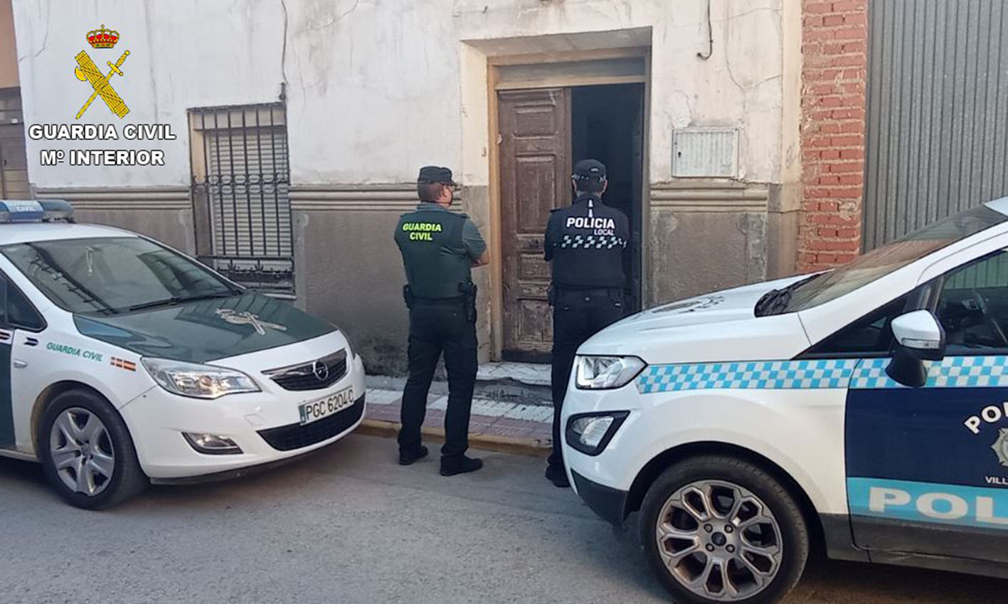 Una patrulla de la Guardia Civil y otra de la Policía Local sorprendieron a los tres individuos en el interior de la vivienda.