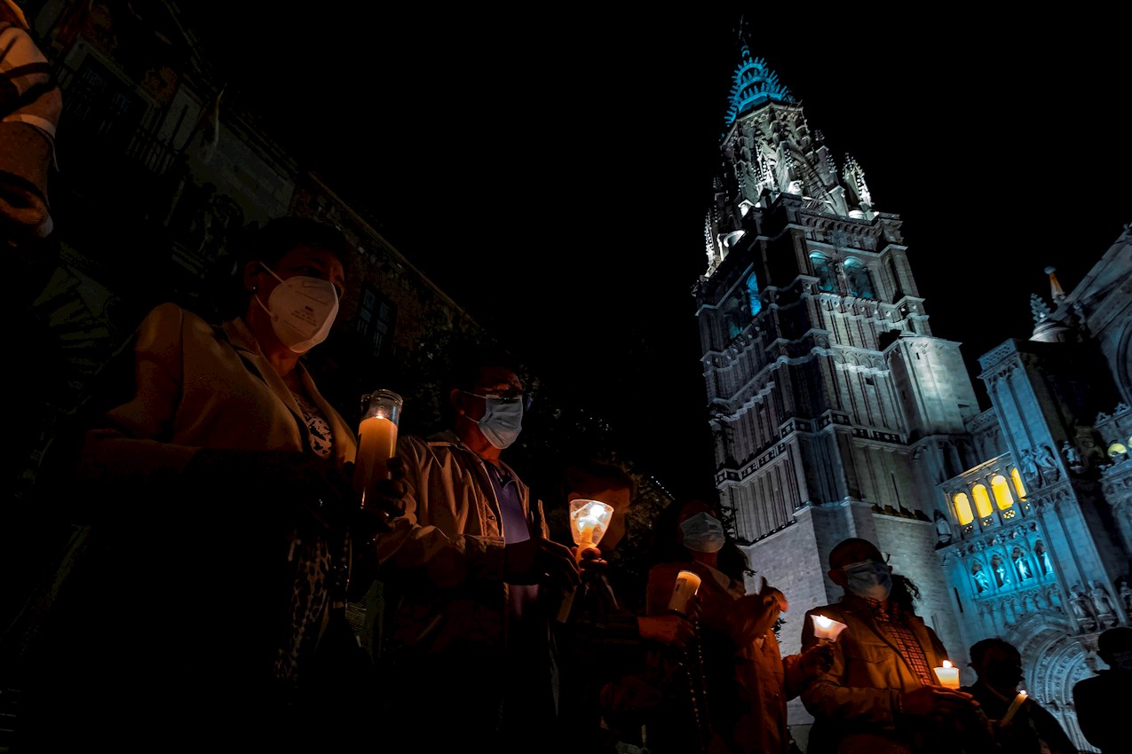 Un grupo de feligreses se reúne hoy domingo frente a la Catedral Primada de Toledo para rezar el rosario en un acto de reparación por la publicación de un vídeo musical de C. Tangana y Nathy Peluso en el interior del templo. EFE/ Ángeles Visdómine.