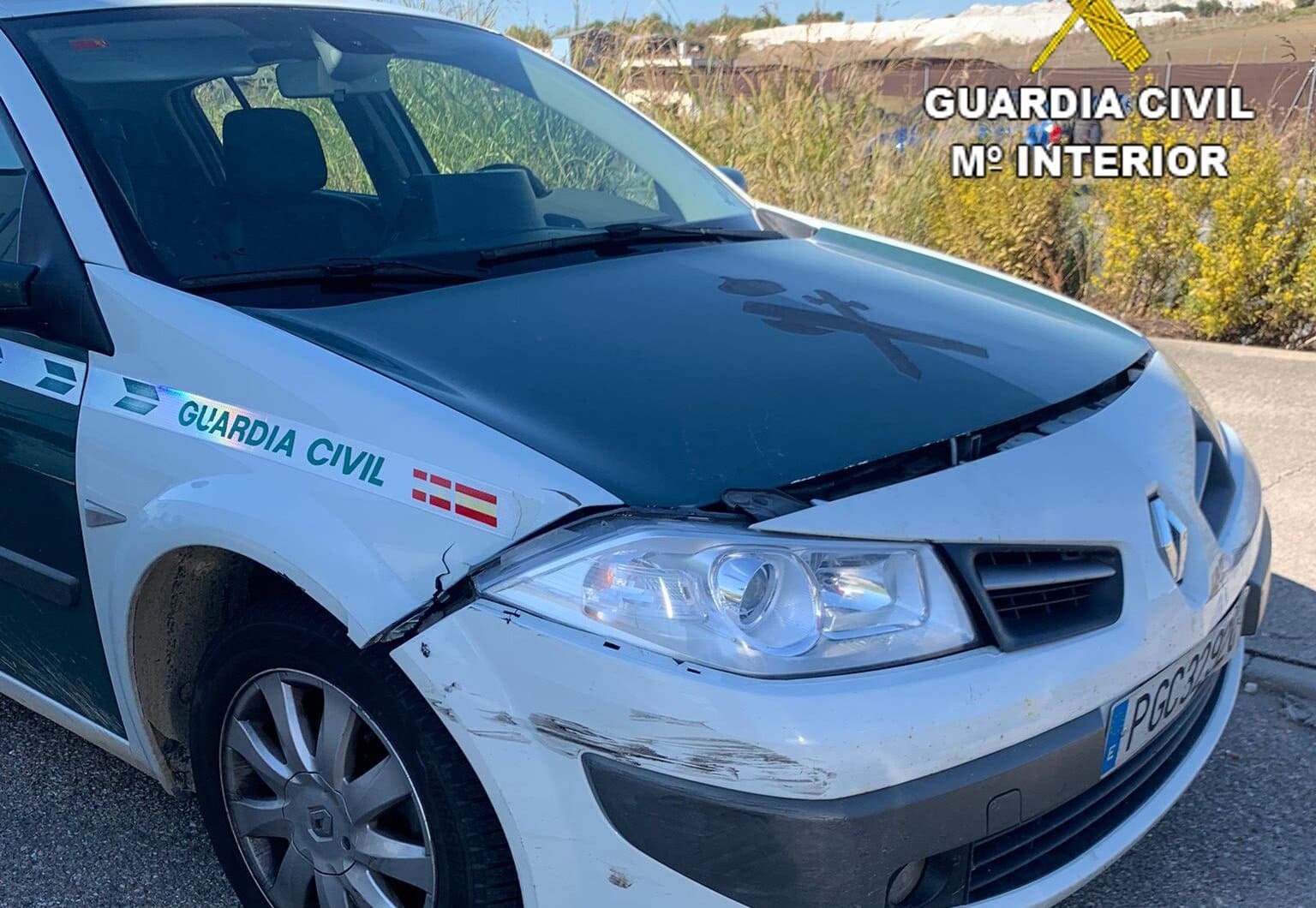 Así quedó el vehículo de la Guardia Civil al que embistieron los ladrones.